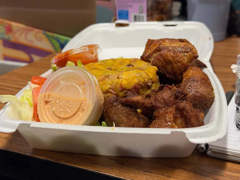 Crispy chunks of carne frita served with mofongo, salad and mayoketchup